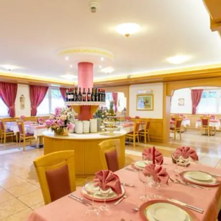 Rosella Park & Wellness Hotel 3*