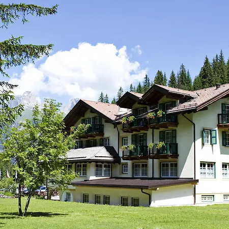 Rosella Park & Wellness Otel 3*